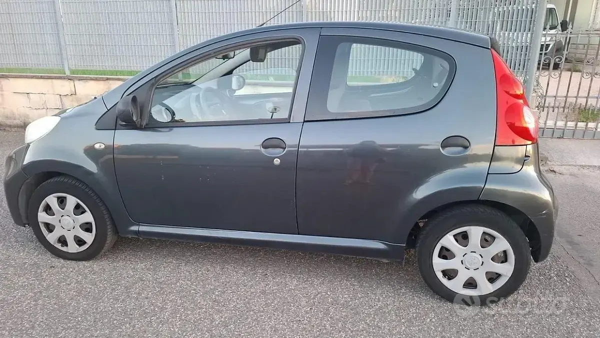Usata Peugeot 107 68 CV (50 kW) 2010 Grigio Utilitaria