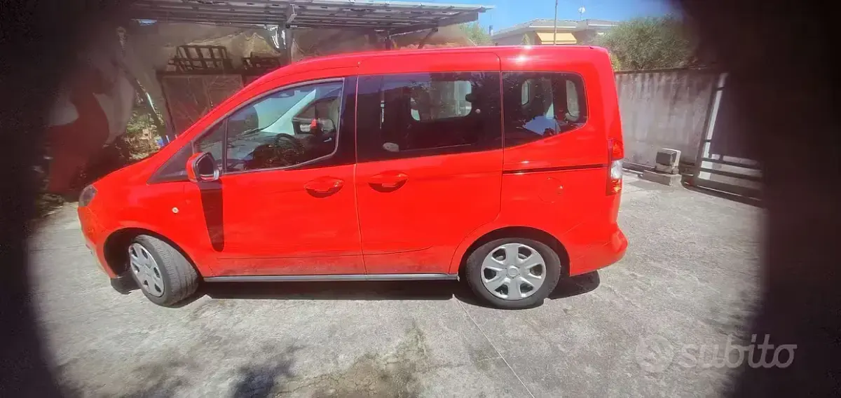 Usata Ford Tourneo Courier 100 CV (73 kW) 2017 Rosso Monovolume