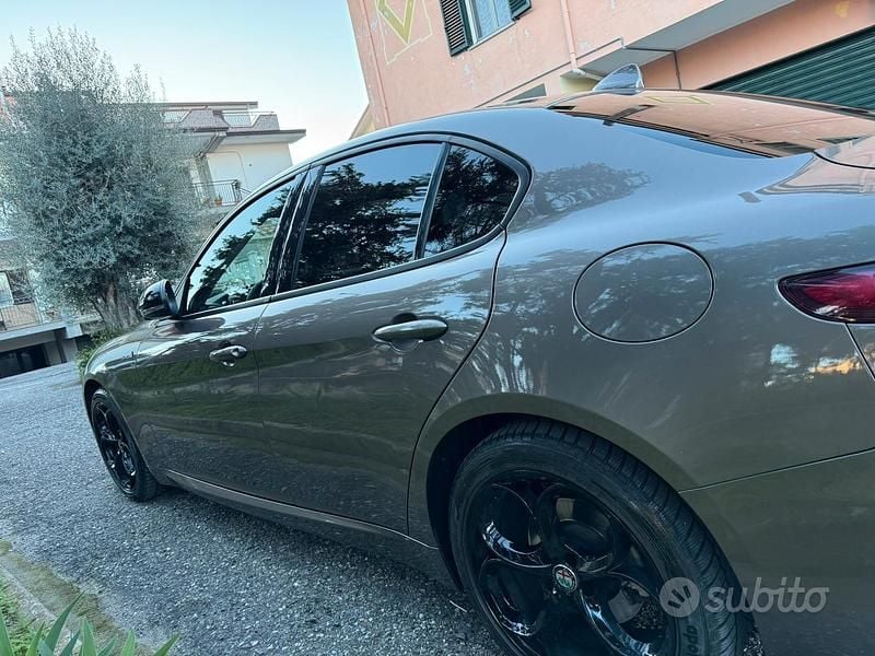 Usata Alfa Romeo Giulia 160 CV (117 kW) 2019 Marrone Berlina