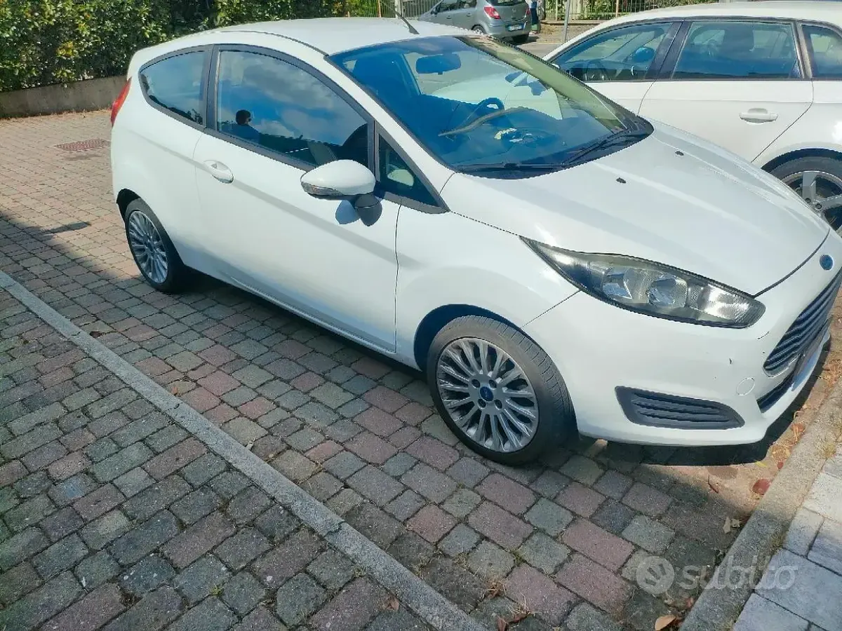 Usata Ford Fiesta 97 CV (71 kW) 2013 Bianco Utilitaria