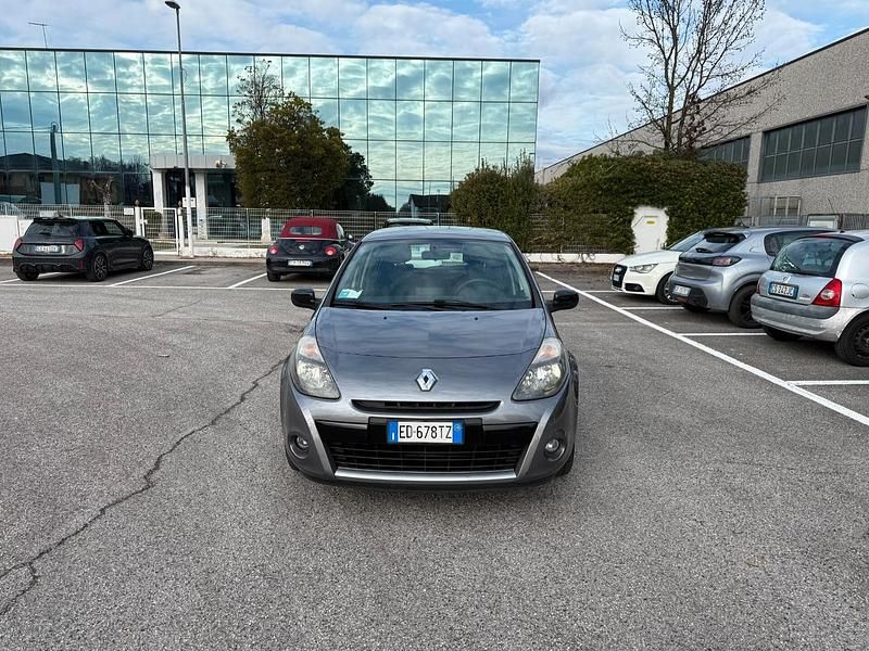Usata Renault Clio II Luxe 75 CV (55 kW) 2010 Grigio Berlina