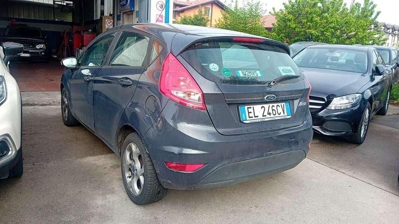 Usata Ford Fiesta 82 CV (60 kW) 2011 Grigio Utilitaria