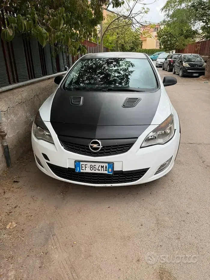 Usata Opel Astra 100 CV (73 kW) 2011 Grigio Berlina