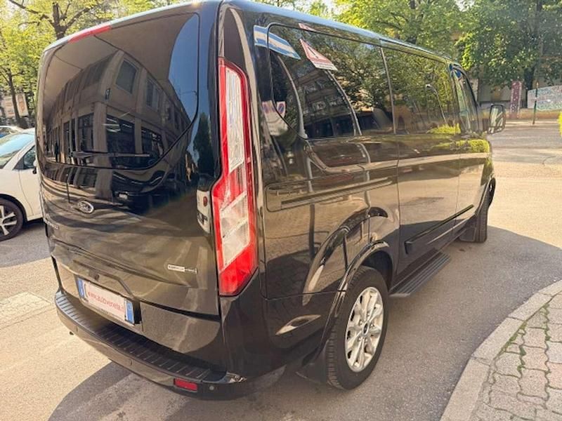 Begagnad Ford Tourneo Titanium 131 HK (96 kW) 2022 Svart Minibuss