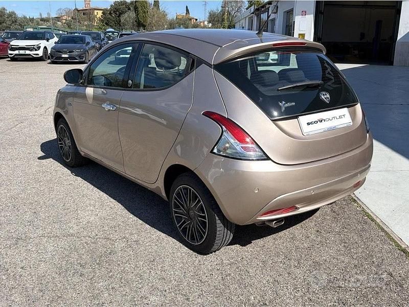 Usata Lancia Ypsilon Gold 69 CV (50 kW) 2018 Giallo Utilitaria