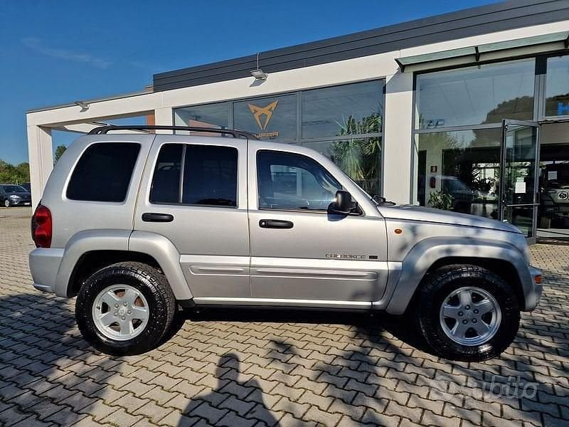 Usata Jeep Cherokee Sport 143 CV (105 kW) 2002 Grigio SUV