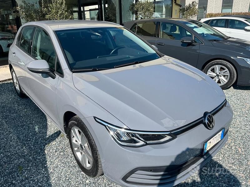 Usata VW Golf VIII Life 110 CV (80 kW) 2022 Monsone gray Berlina