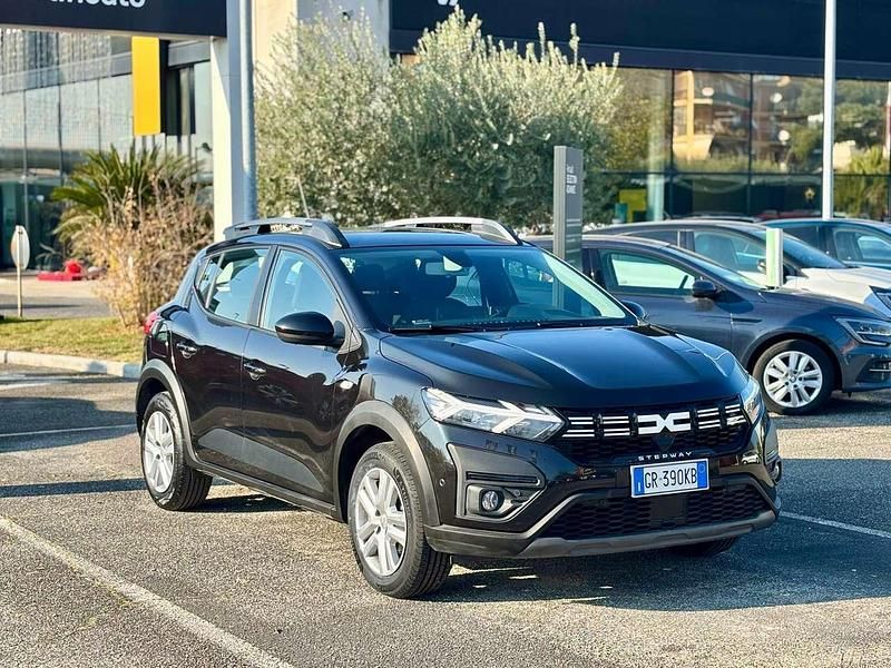 Nero Usata 2023 Dacia Sandero Expression Tre volumi | 14.700 € (Buon prezzo) - Immagine 1/4