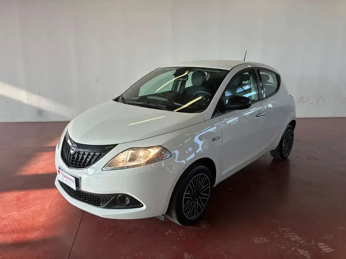 Usata Lancia Ypsilon Silver 69 CV (50 kW) 2024 Bianco neve Utilitaria