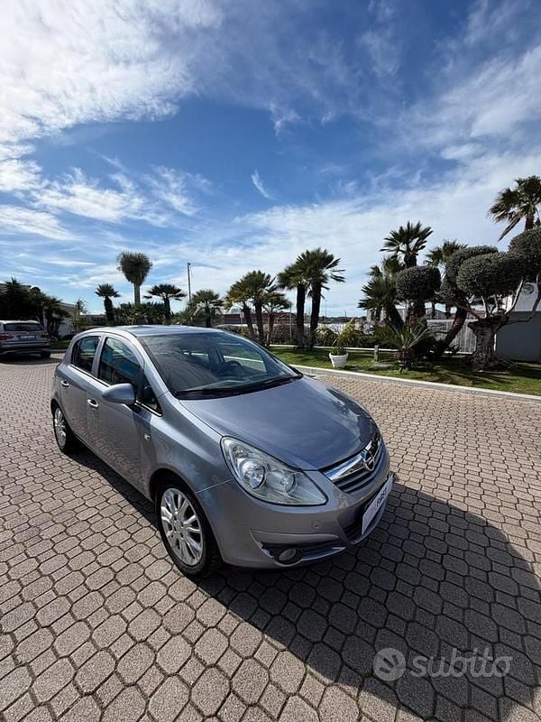 Usata Opel Corsa Cosmo 80 CV (58 kW) 2009 Blu Utilitaria