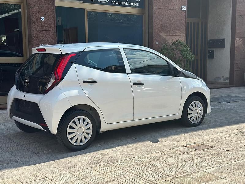 Usata Toyota Aygo Connect Style 72 CV (52 kW) 2021 Bianco Utilitaria