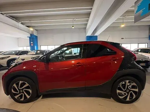 Usata Toyota Aygo X Trend 72 CV (52 kW) 2023 Chili red & black met SUV