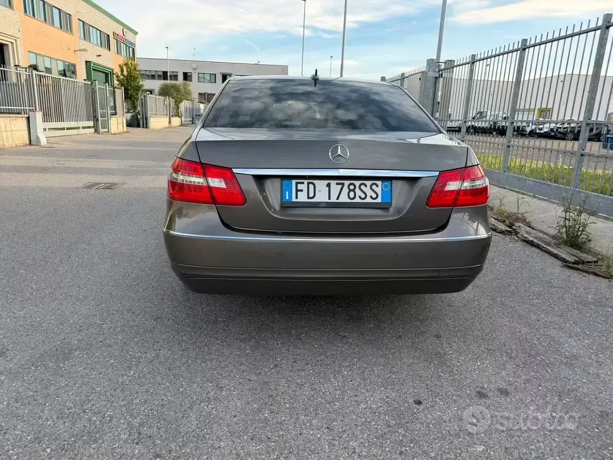 Usata Mercedes E220 Avantgarde 170 CV (125 kW) 2009 Marrone Berlina