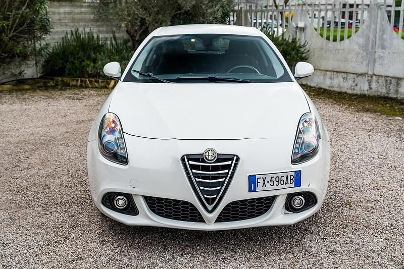 Usata Alfa Romeo Giulietta Distinctive 120 CV (88 kW) 2014 Bianco Utilitaria