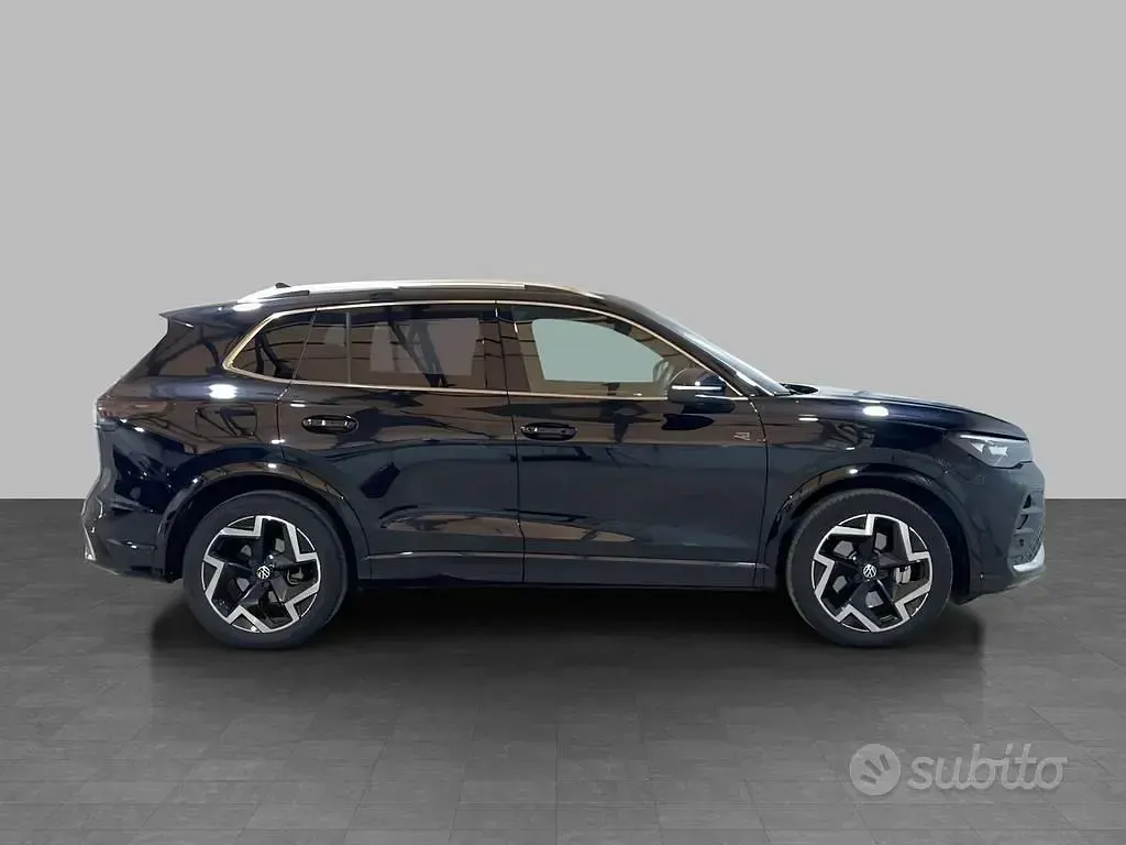 Usata VW Tiguan R-line 150 CV (110 kW) 2024 Deep black perlato SUV