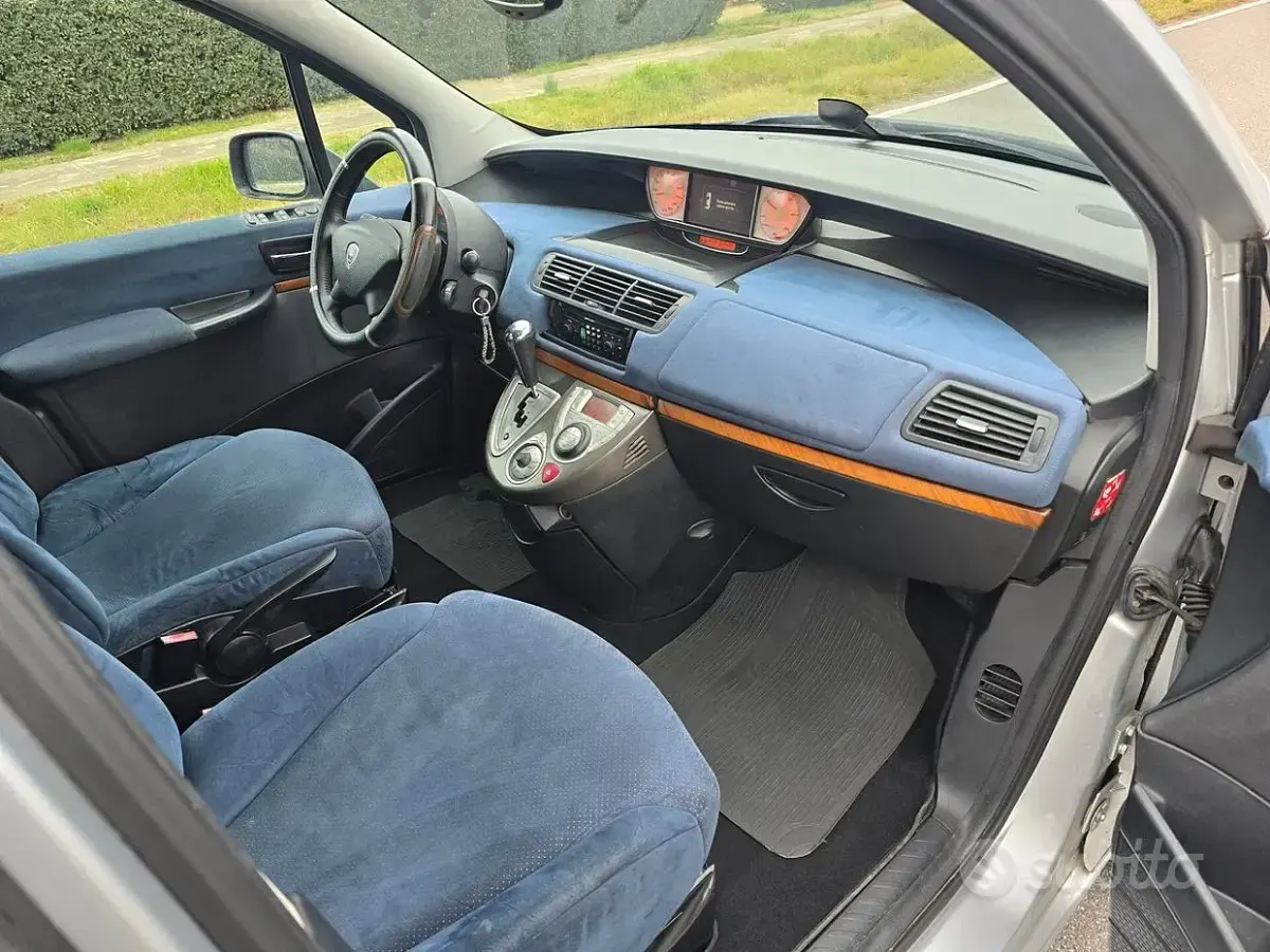 Usata Lancia Phedra 170 CV (125 kW) 2009 Grigio Monovolume