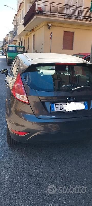 Usata Ford Fiesta 75 CV (55 kW) 2015 Grigio Utilitaria