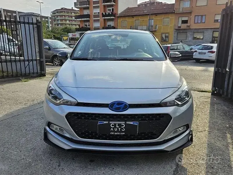 Usata Hyundai i20 Style 75 CV (55 kW) 2015 Grigio Berlina