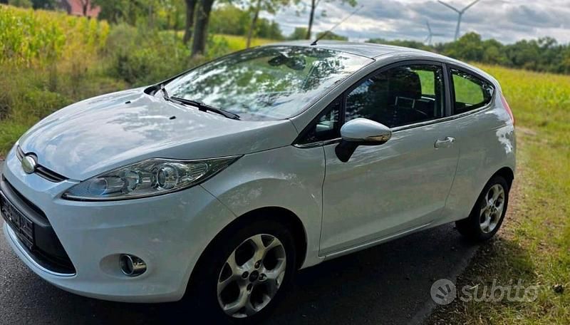 Usata Ford Fiesta 82 CV (60 kW) 2009 Bianco Berlina
