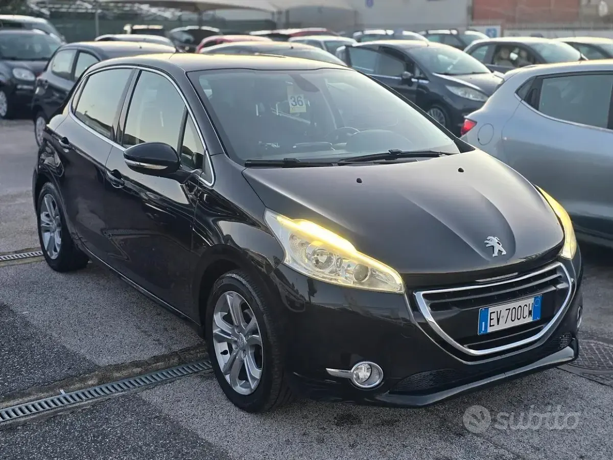 Usata Peugeot 208 Allure 68 CV (50 kW) 2014 Nero Utilitaria