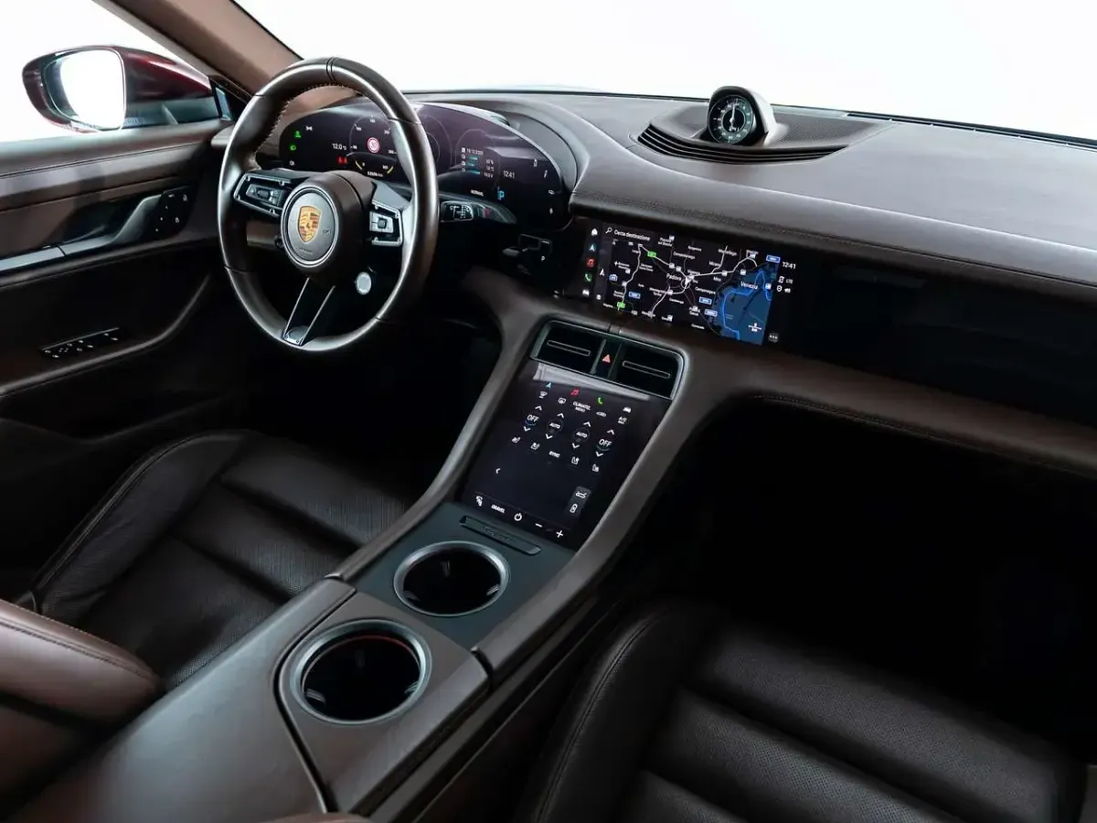 Usata Porsche Taycan 4 Cross Turismo Cross Turismo 139 kW (190 CV) 2022 Ciliegia metallizzato Station wagon