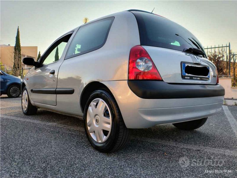 Usata Renault Clio II 75 CV (55 kW) 2002 Grigio Utilitaria