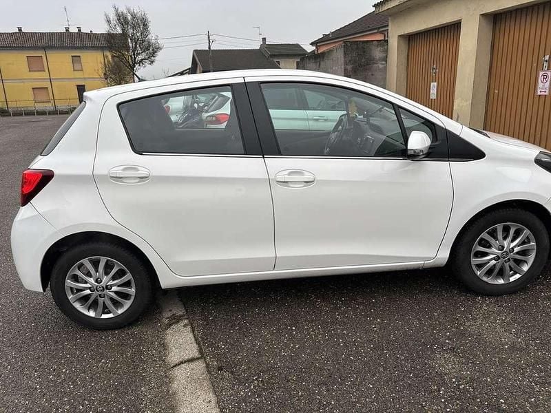 Usata Toyota Yaris Sol 87 CV (63 kW) 2015 Bianco Utilitaria