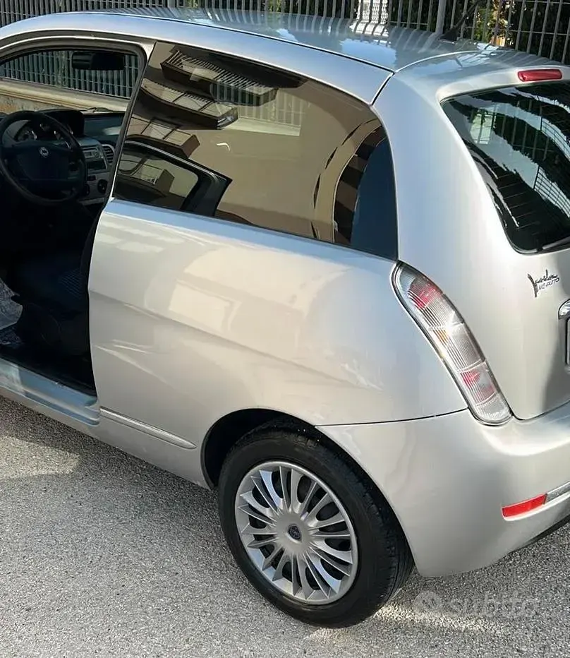 Usata Lancia Ypsilon 60 CV (44 kW) 2010 Bluazzurro Utilitaria