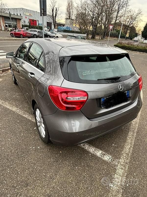 Usata Mercedes A180 SE 110 CV (80 kW) 2015 Grigio Berlina