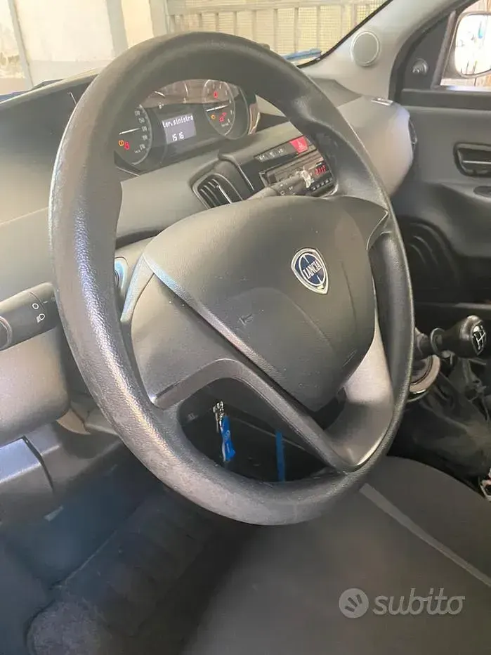 Usata Lancia Ypsilon Silver 69 CV (50 kW) 2018 Bluazzurro Utilitaria