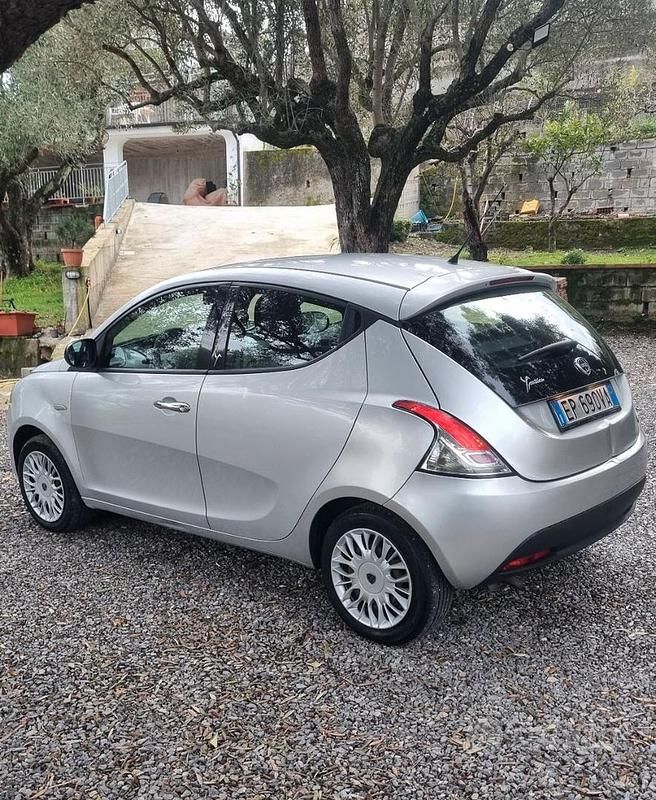 Usata Lancia Ypsilon 69 CV (50 kW) 2013 Grigio Utilitaria
