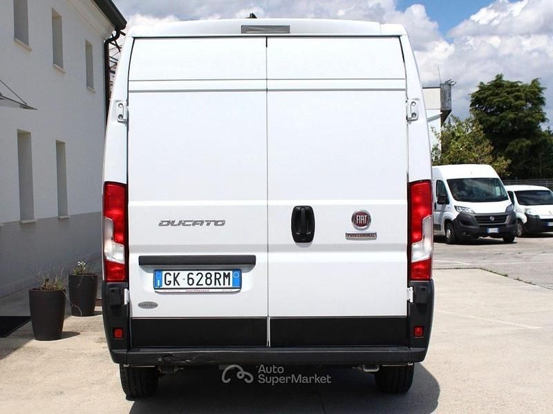 Usata Fiat Ducato 33 120 CV (88 kW) 2022 Bianco pastello Furgone