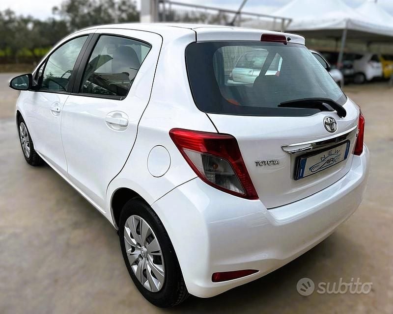 Usata Toyota Yaris Lounge 90 CV (66 kW) 2013 Bianco Utilitaria