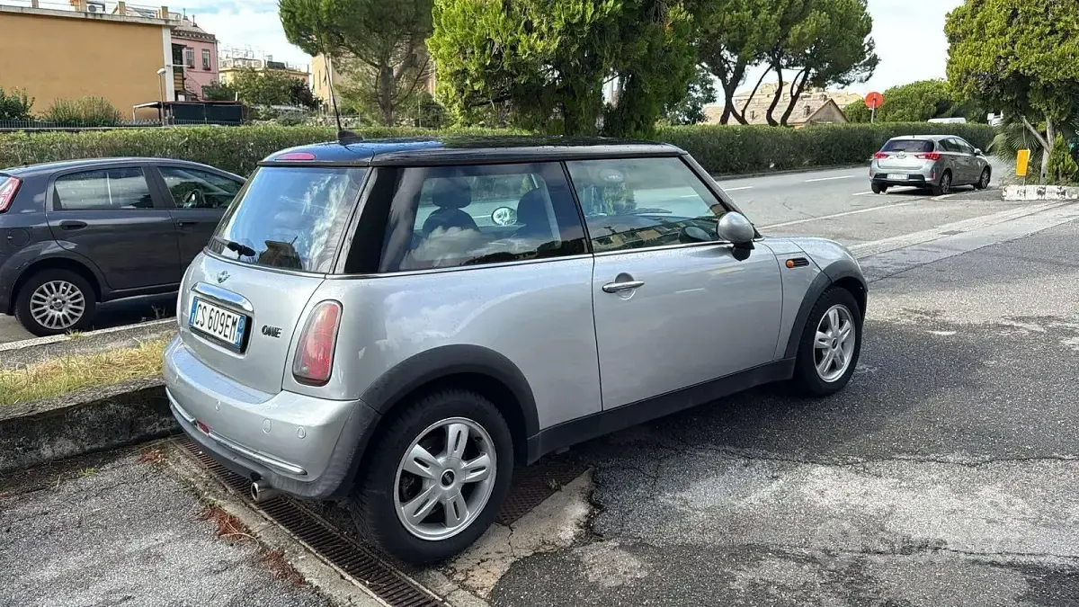 Begagnad Mini ONE 90 HK (66 kW) 2004 Grå Halvkombi