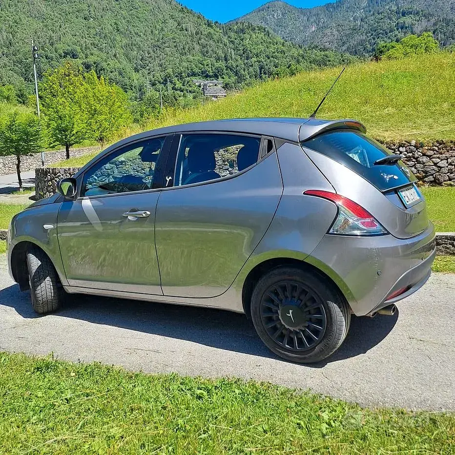 Usata Lancia Ypsilon 95 CV (69 kW) 2014 Grigio Utilitaria
