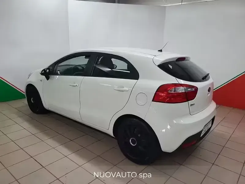 Usado Kia Rio 82 CV (60 kW) 2013 Blanco Berlina