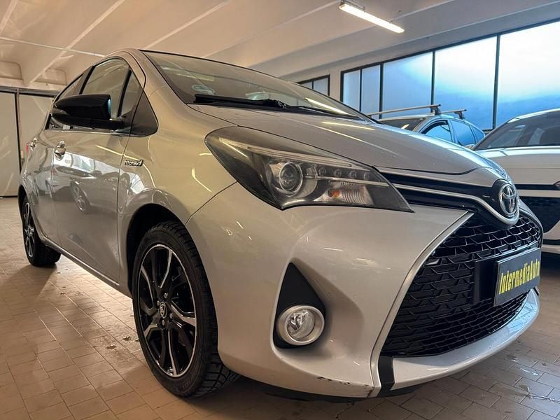 Usata Toyota Yaris Hybrid Style 75 CV (55 kW) 2015 Argento Berlina