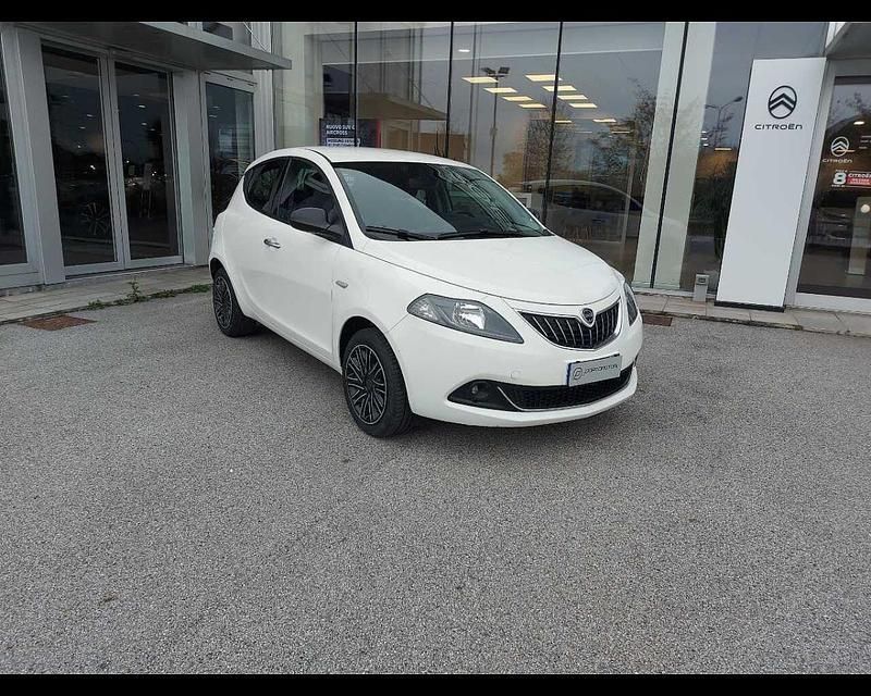 Usata Lancia Ypsilon Gold 69 CV (50 kW) 2023 Bianco Utilitaria