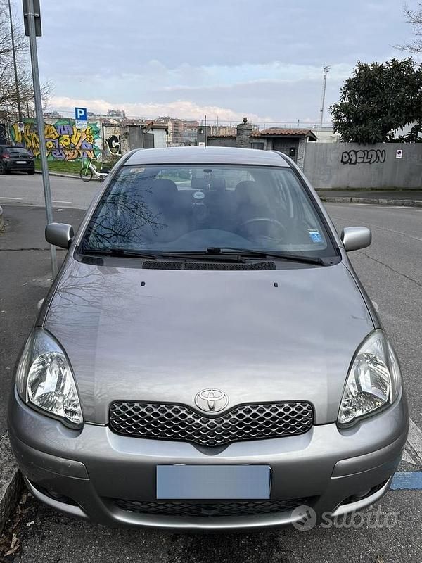 Usata Toyota Yaris 2005 Grigio Utilitaria