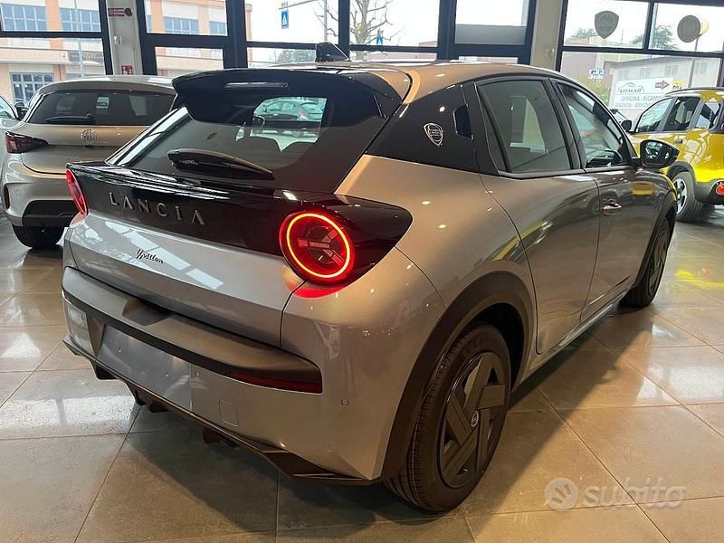 Nuova Lancia Ypsilon 2025 Nero Utilitaria