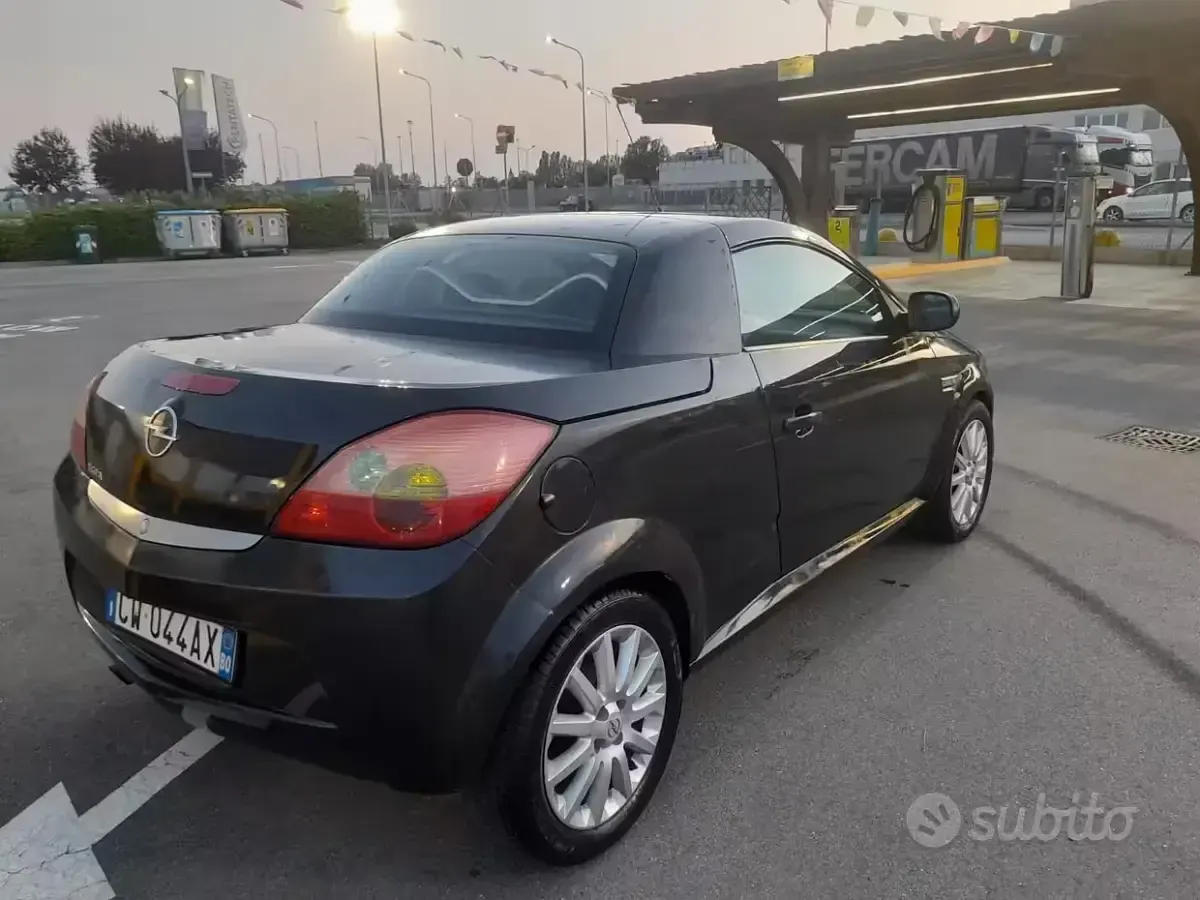 Usata Opel Tigra Edition 90 CV (66 kW) 2005 Nero Cabrio