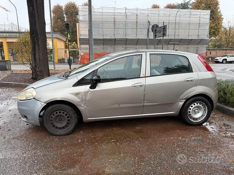 Grigio Usata 2008 Fiat Grande Punto Due volumi | 400 € (Super prezzo) - Immagine 1/4