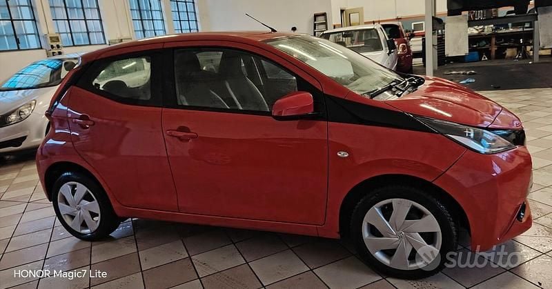 Usata Toyota Aygo Business Edition 69 CV (50 kW) 2017 Rosso Utilitaria