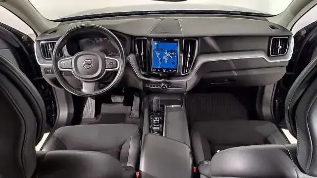 Usata Volvo XC60 Momentum 197 CV (144 kW) 2021 Colore: onyx black metallizzato SUV