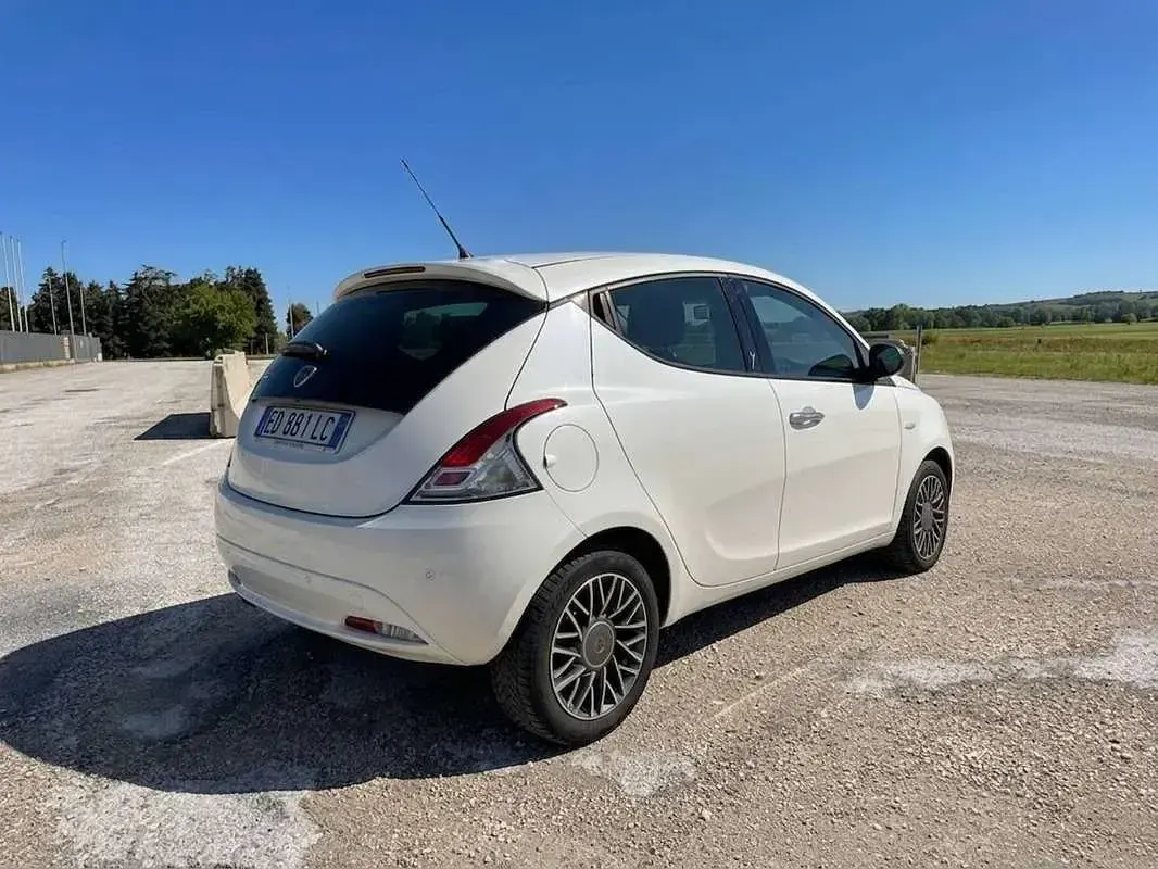 Usata Lancia Ypsilon Silver 69 CV (50 kW) 2016 Bianco Utilitaria