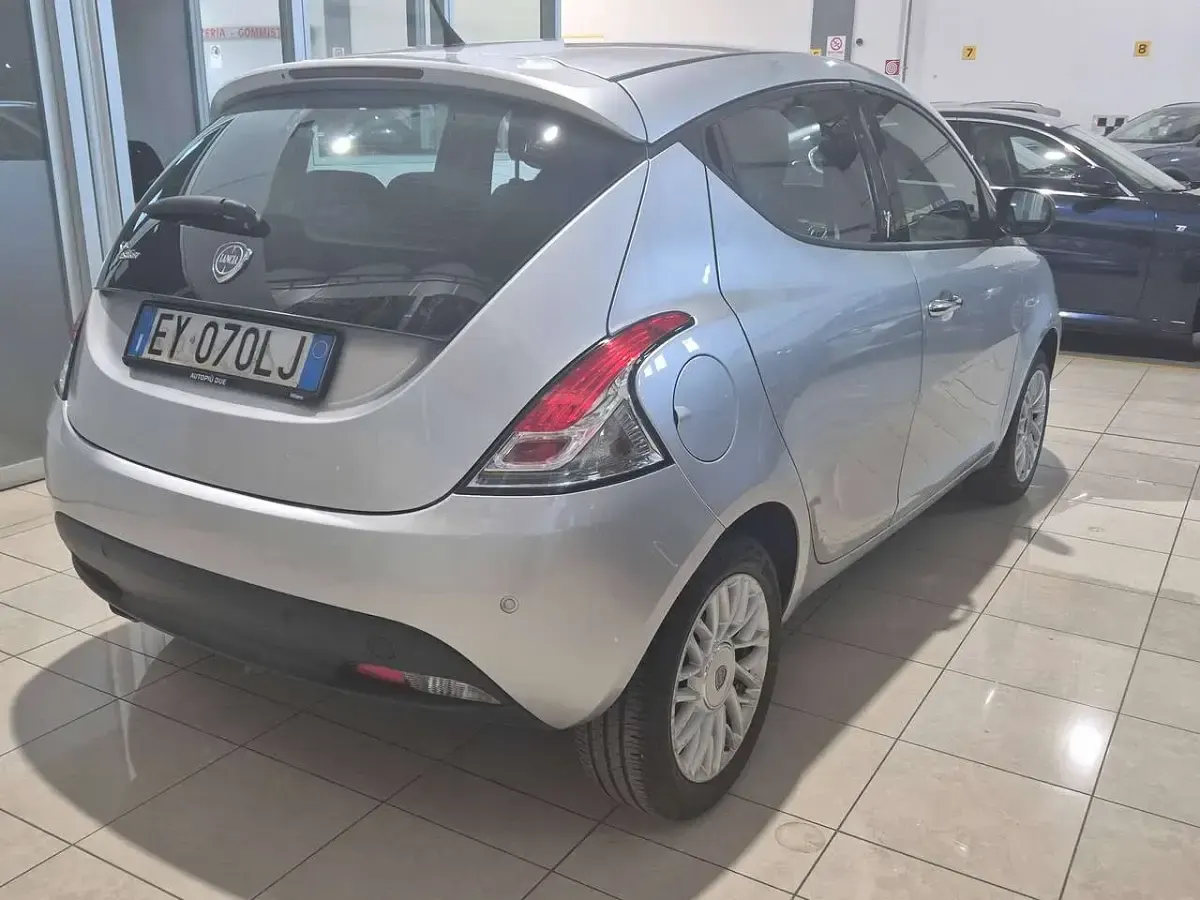 Usata Lancia Ypsilon Silver 69 CV (50 kW) 2015 Argento Utilitaria