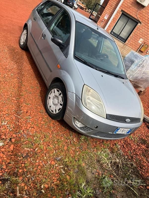 Usata Ford Fiesta 75 CV (55 kW) 2005 Grigio Utilitaria
