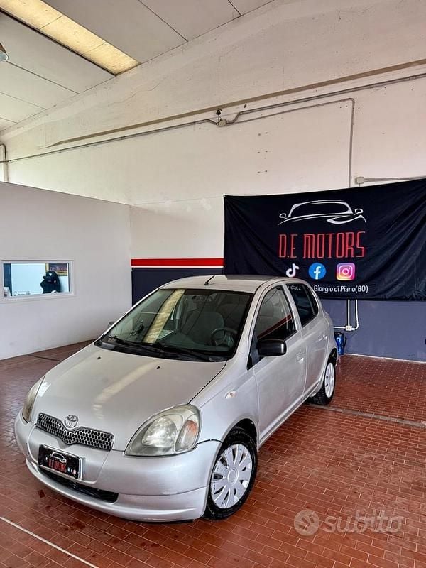 Usata Toyota Yaris 68 CV (50 kW) 2001 Grigio Berlina