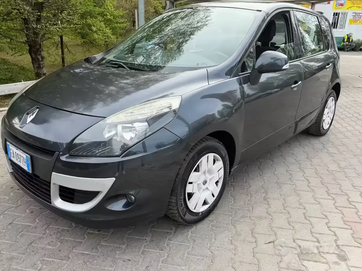 Käytetty Renault Scenic E-Tech Dynamique 110 HP (80 kW) 2011 Harmaa Tila-auto