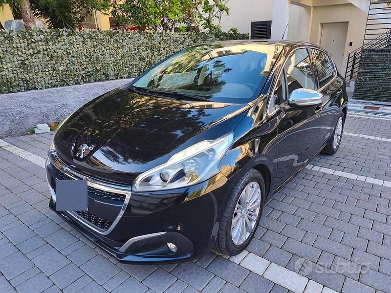 Usata Peugeot 208 101 CV (74 kW) 2019 Nero Utilitaria